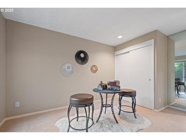 230 N LOTUS ISLE Dr, Portland, OR 97217