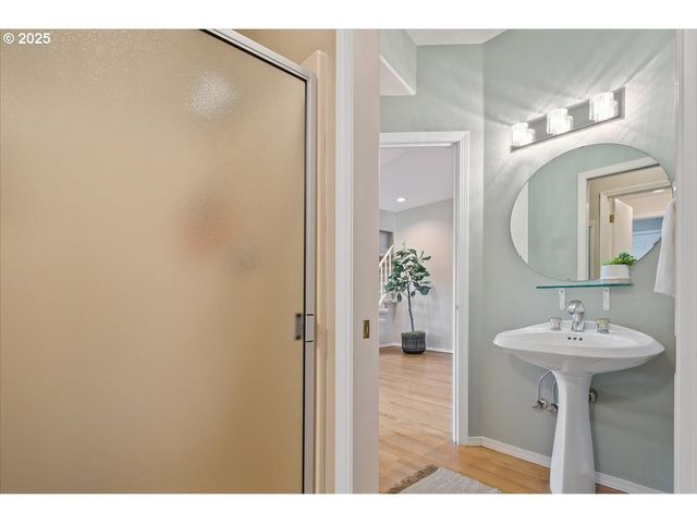 230 N LOTUS ISLE Dr, Portland, OR 97217