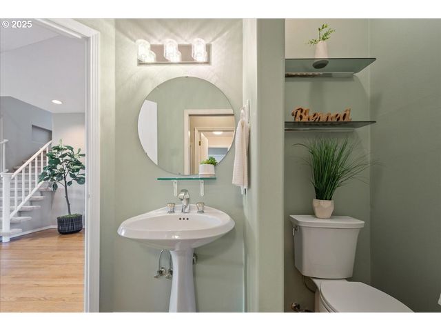 230 N LOTUS ISLE Dr, Portland, OR 97217