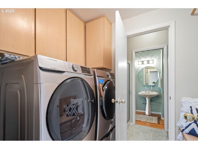 230 N LOTUS ISLE Dr, Portland, OR 97217