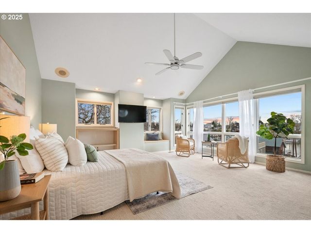230 N LOTUS ISLE Dr, Portland, OR 97217
