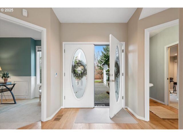 230 N LOTUS ISLE Dr, Portland, OR 97217