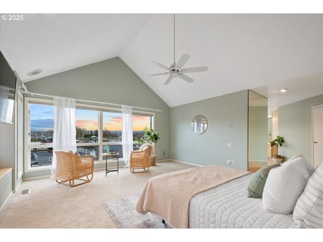 230 N LOTUS ISLE Dr, Portland, OR 97217