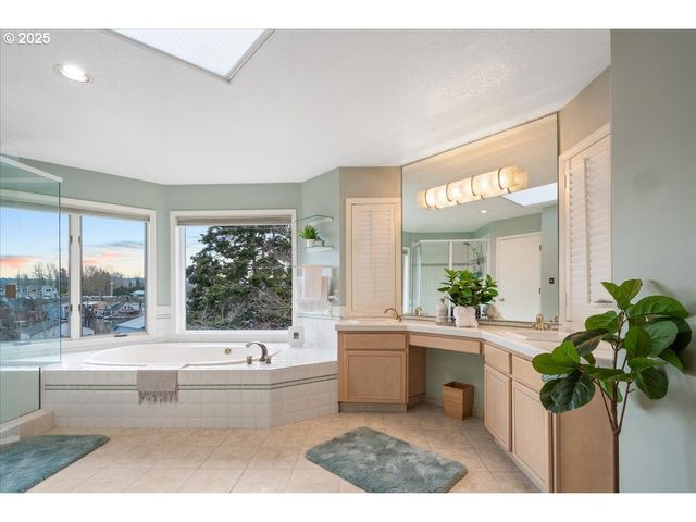 230 N LOTUS ISLE Dr, Portland, OR 97217