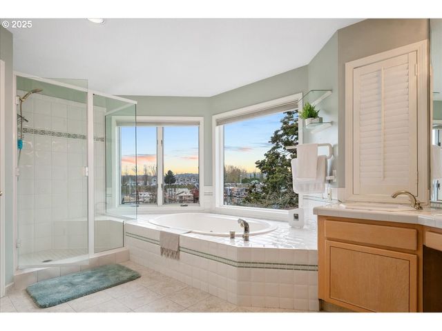 230 N LOTUS ISLE Dr, Portland, OR 97217