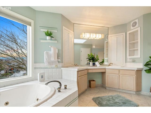 230 N LOTUS ISLE Dr, Portland, OR 97217