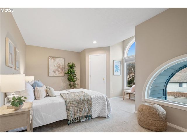 230 N LOTUS ISLE Dr, Portland, OR 97217