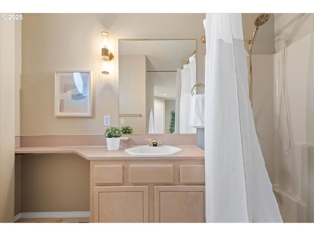 230 N LOTUS ISLE Dr, Portland, OR 97217