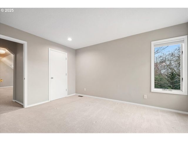230 N LOTUS ISLE Dr, Portland, OR 97217