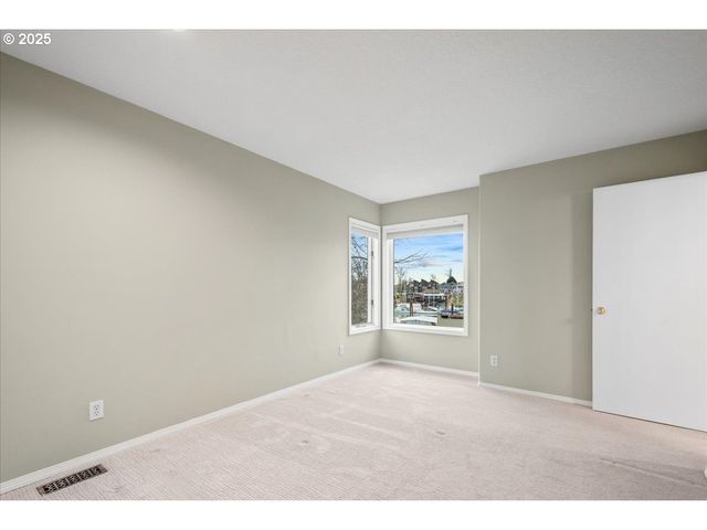 230 N LOTUS ISLE Dr, Portland, OR 97217