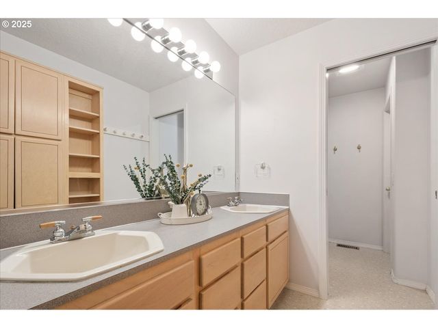 230 N LOTUS ISLE Dr, Portland, OR 97217