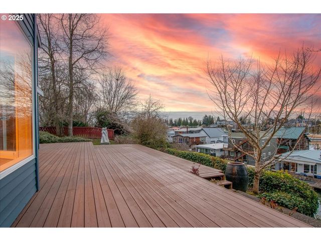230 N LOTUS ISLE Dr, Portland, OR 97217