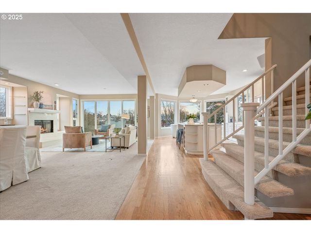 230 N LOTUS ISLE Dr, Portland, OR 97217