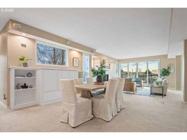 230 N LOTUS ISLE Dr, Portland, OR 97217