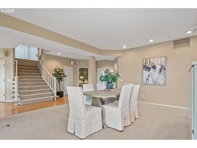230 N LOTUS ISLE Dr, Portland, OR 97217