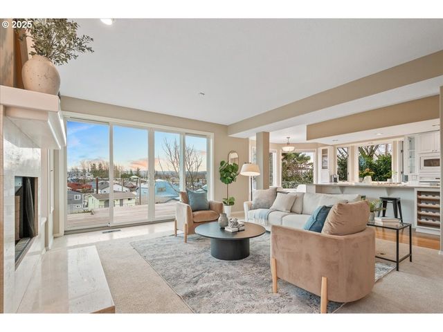 230 N LOTUS ISLE Dr, Portland, OR 97217