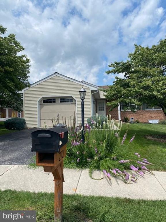 210 KENNEDY CT, Hanover, PA 17331