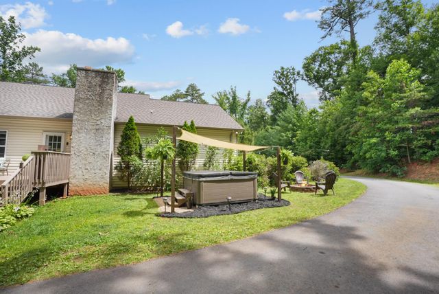 90 King Road, Weaverville, NC 28787