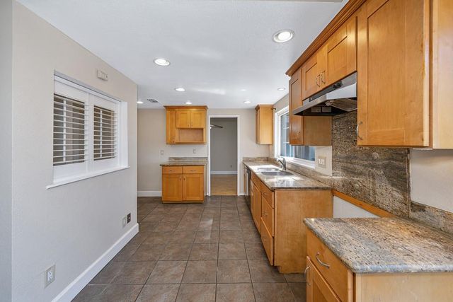 8954 Park Trail Dr, Elk Grove, CA 95624