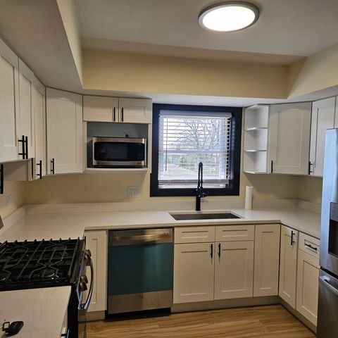 1115 E Algonquin Road 20, Arlington Heights, IL 60005