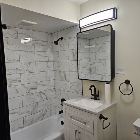 1115 E Algonquin Road 20, Arlington Heights, IL 60005