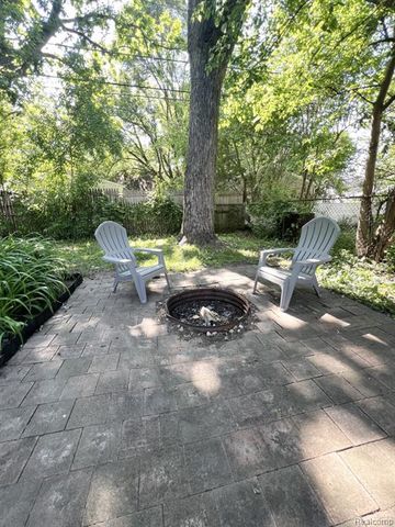 18475 Dalby, Redford, MI 48240