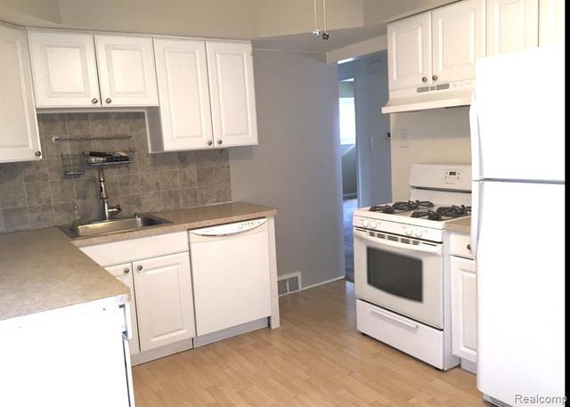 18475 Dalby, Redford, MI 48240