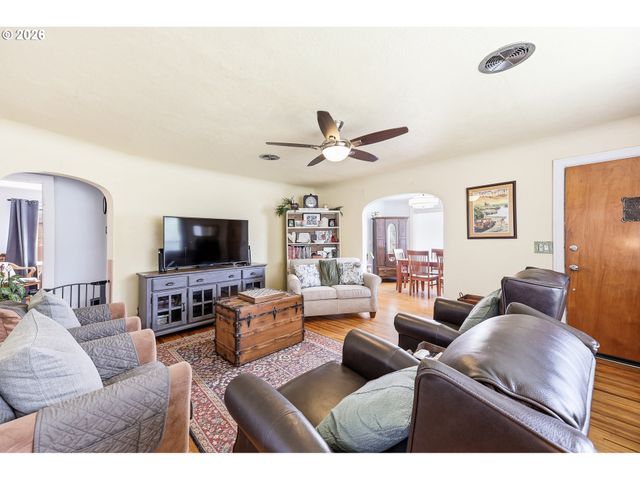 583 17TH St, Springfield, OR 97477