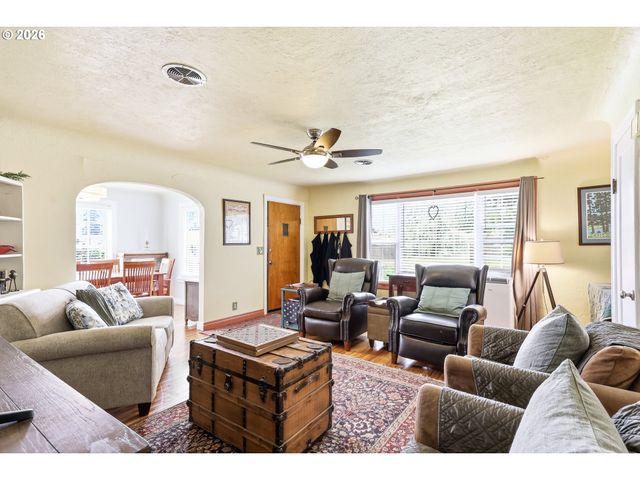 583 17TH St, Springfield, OR 97477