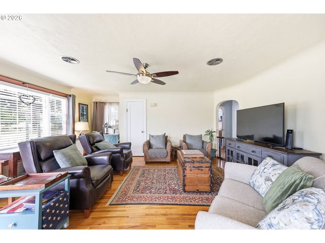 583 17TH St, Springfield, OR 97477