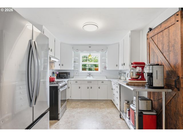 583 17TH St, Springfield, OR 97477