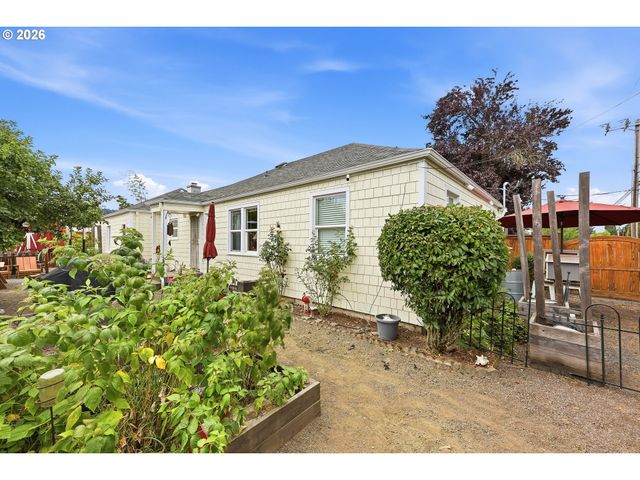 583 17TH St, Springfield, OR 97477