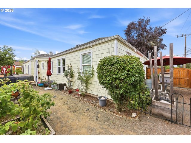 583 17TH St, Springfield, OR 97477