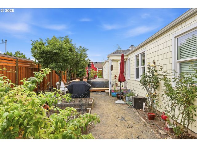 583 17TH St, Springfield, OR 97477