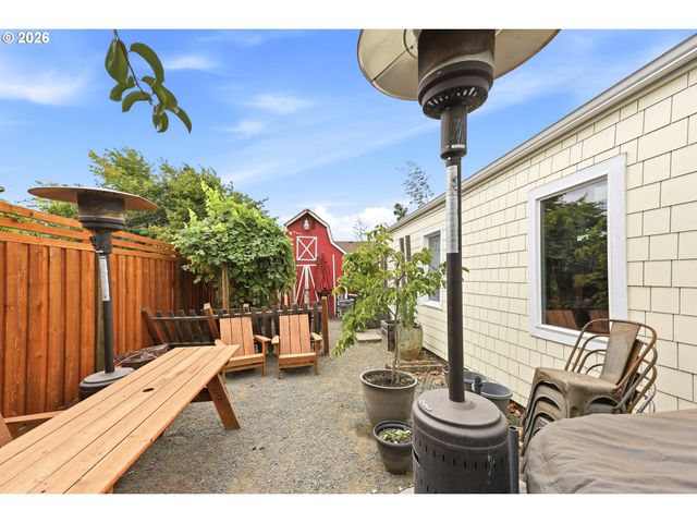 583 17TH St, Springfield, OR 97477