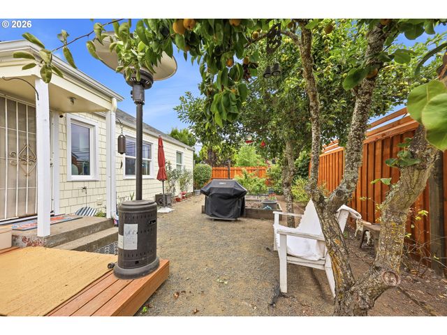 583 17TH St, Springfield, OR 97477