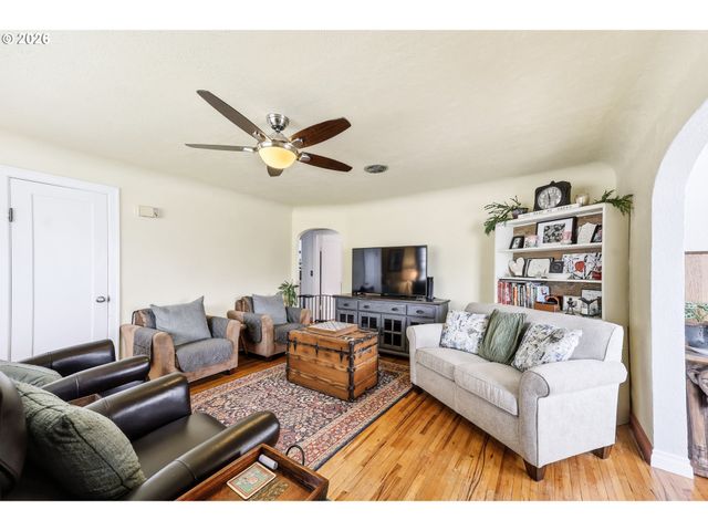583 17TH St, Springfield, OR 97477
