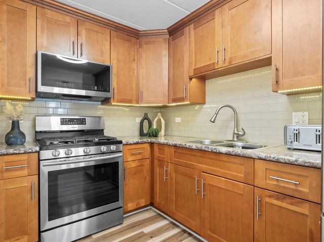 2521 N Thatcher Avenue 2i, River Grove, IL 60171