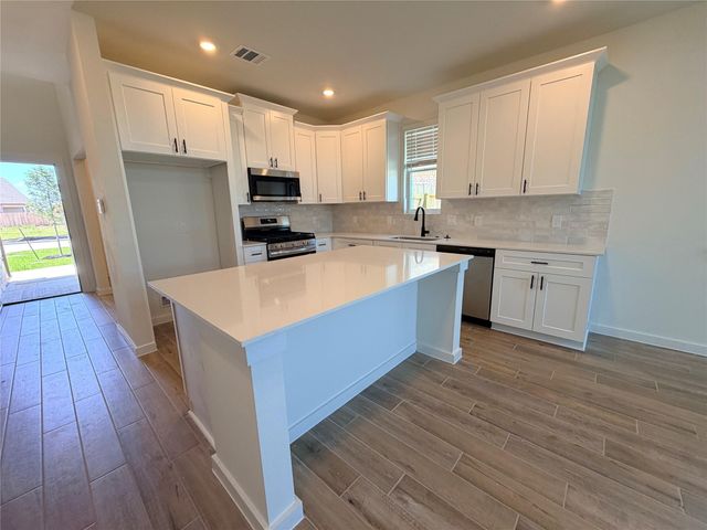 6215 Royal Palm Drive, Manvel, TX 77578