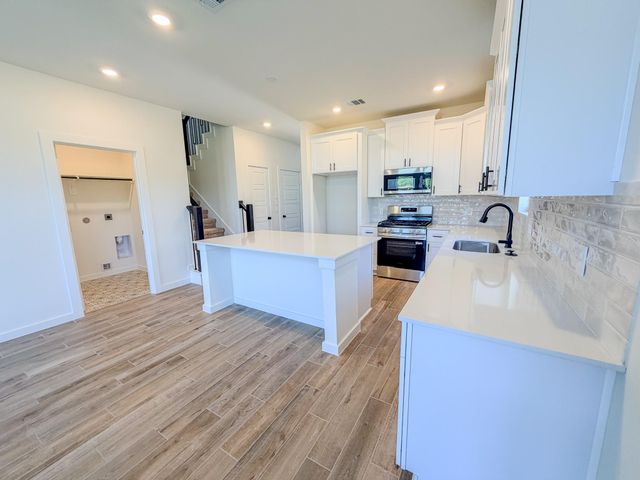6215 Royal Palm Drive, Manvel, TX 77578