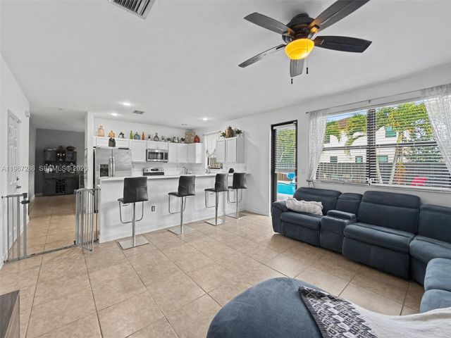 16673 SW 44th St, Miami, FL 33185