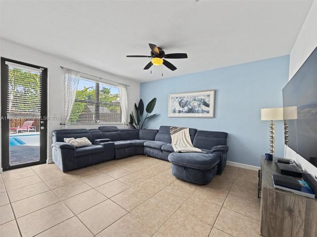 16673 SW 44th St, Miami, FL 33185