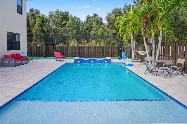 16673 SW 44th St, Miami, FL 33185