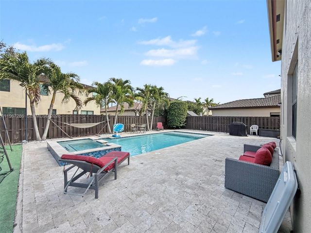 16673 SW 44th St, Miami, FL 33185