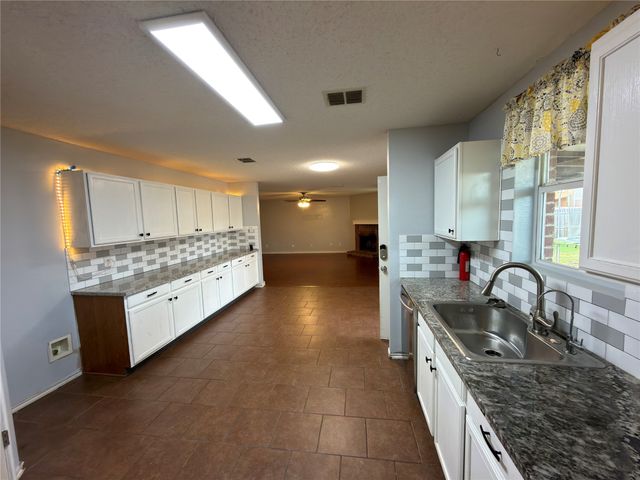 2032 Cap Rock Lane, Grand Prairie, TX 75052