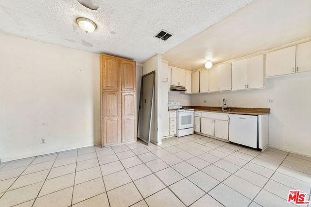 7320 Lennox Avenue L3, Van Nuys, CA 91405