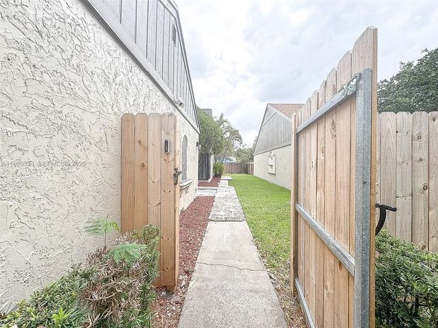 9635 SW 74th St, Miami, FL 33173