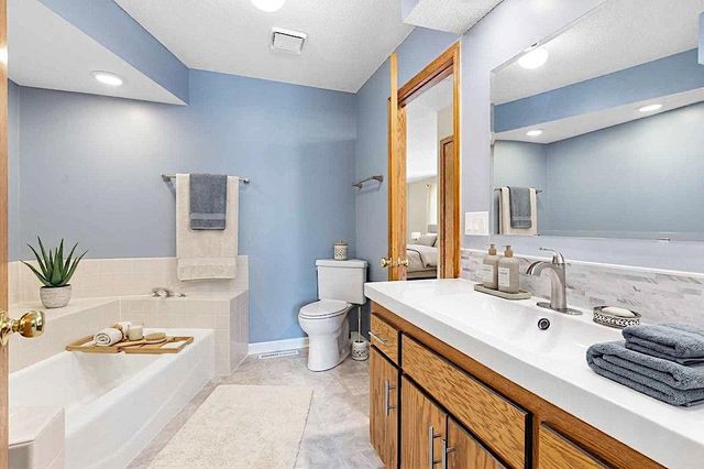 7638 13th Street N, Oakdale, MN 55128