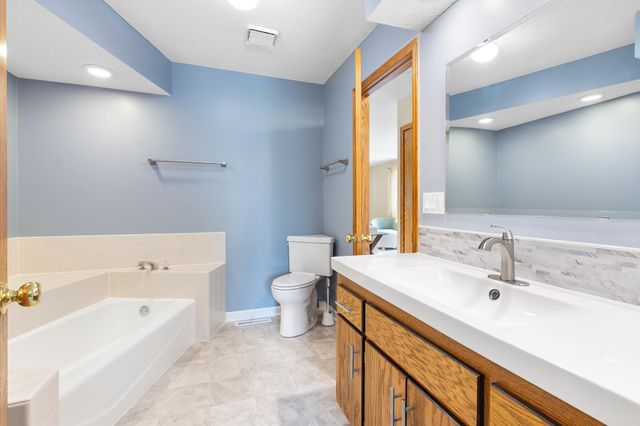 7638 13th Street N, Oakdale, MN 55128