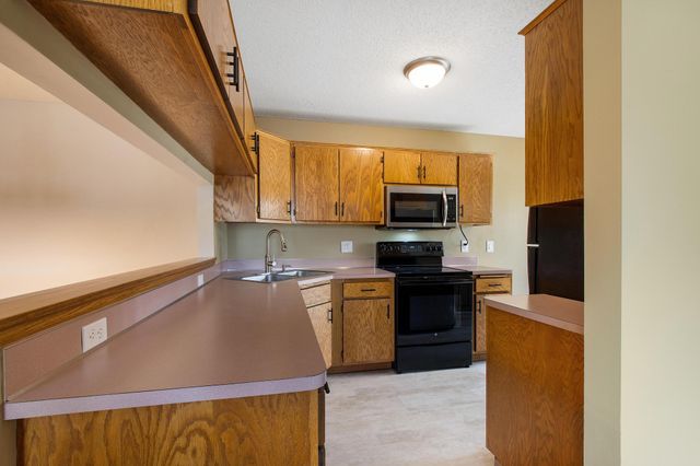7638 13th Street N, Oakdale, MN 55128